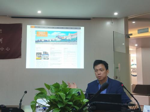 图4纪荣嵘教授报告现场 图4纪荣嵘教授报告现场